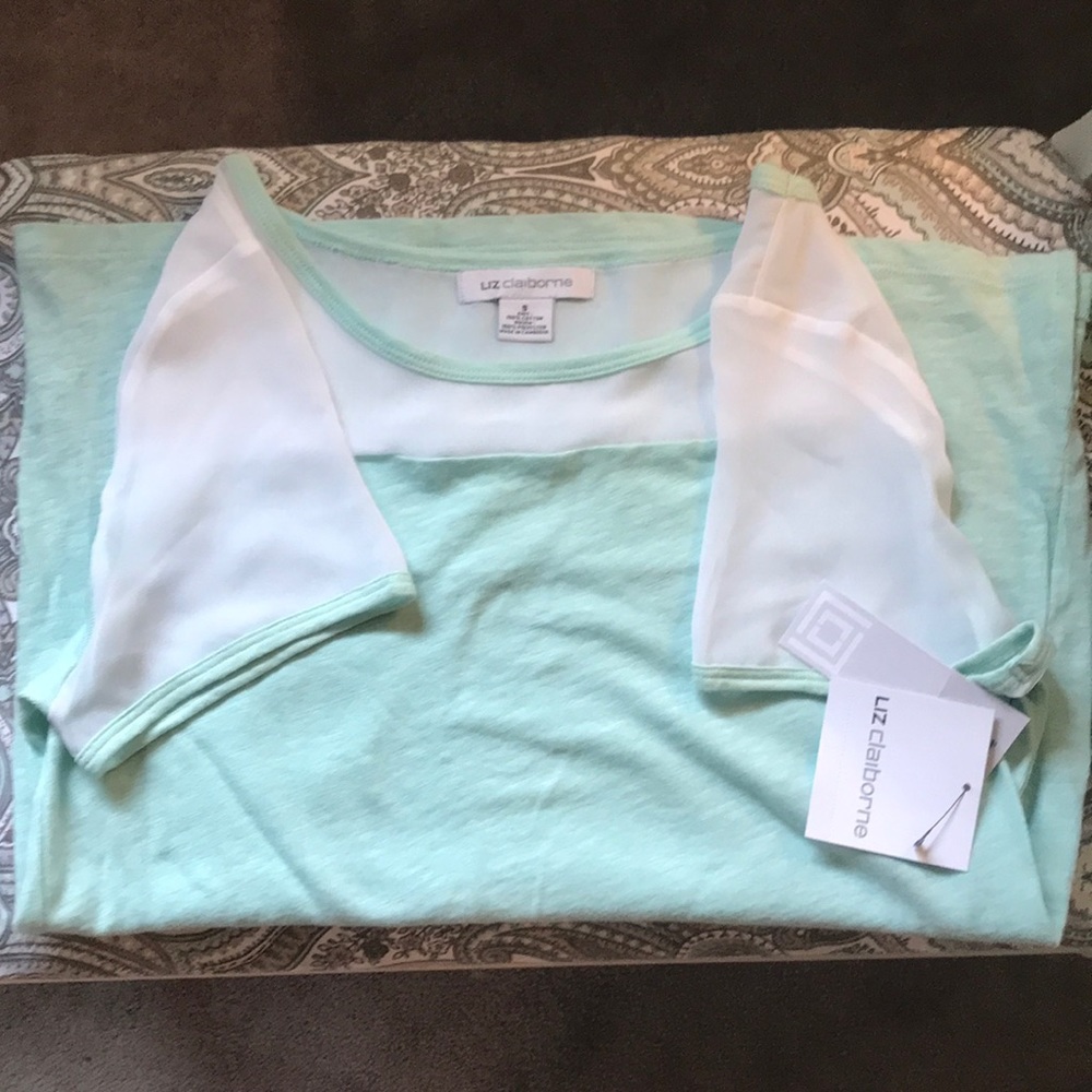 🌷NWT🌷tee!!